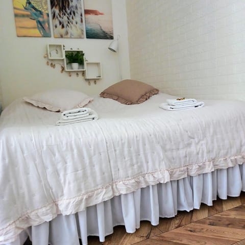 Bed, Bedroom, towels