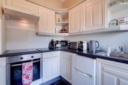 Coffee/tea facilities, Kitchen or kitchenette, minibar, oven, pet friendly, stove, toaster