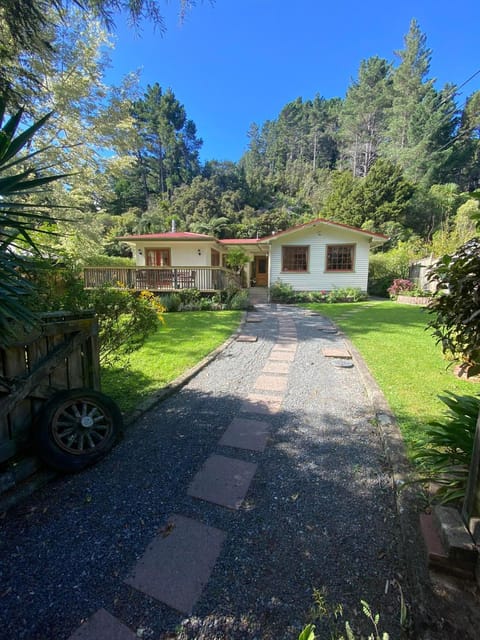 Twin Totara Cottage House in Lower Hutt