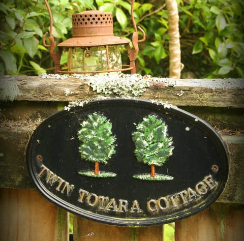 Twin Totara Cottage Casa in Lower Hutt