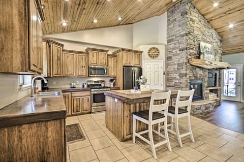Modern Show Low Home with BBQ and Fire Pit! House in Show Low