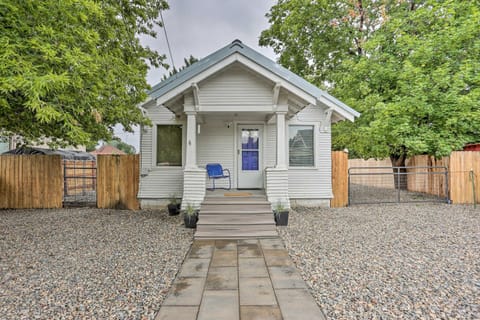 Pet-Friendly Baker City Escape with Private Yard! Haus in Baker City