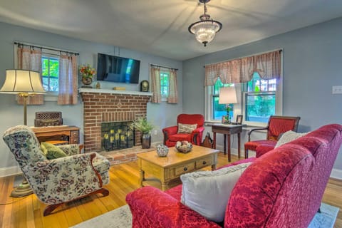 Restored 1930s Home on 1 Acre Walk to Town! Haus in Mars Hill