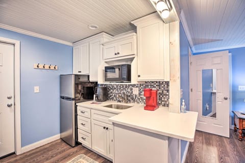 Updated Williamstown Apartment with Kitchen! Condominio in Williamstown