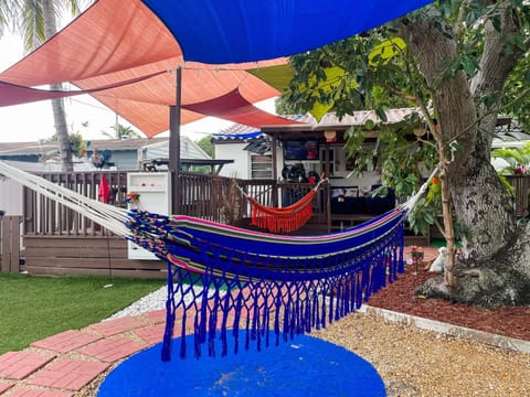 Hammocks & mini-golf! 10 mins from Beach! House in Hollywood