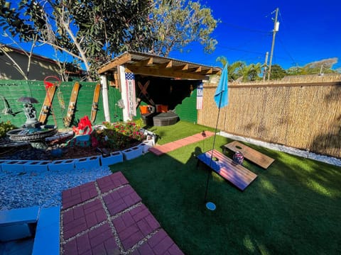 Hammocks & mini-golf! 10 mins from Beach! House in Hollywood