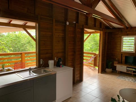 Coffee/tea facilities, Kitchen or kitchenette, Garden view