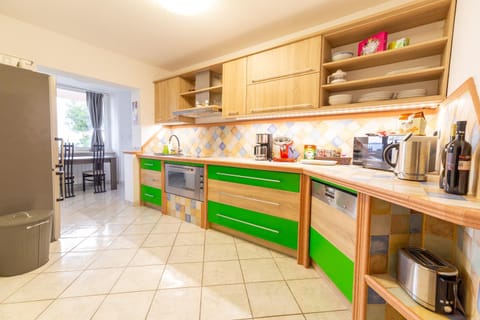 Coffee/tea facilities, Kitchen or kitchenette, dishwasher, minibar, oven, pet friendly, stove, toaster