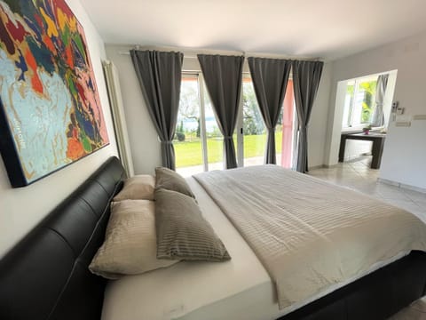 Bed, Photo of the whole room, Bedroom, Garden view, Sea view, Sea view