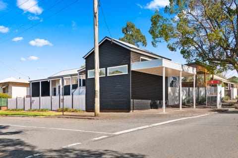 Bluestone Cottages - The Shop House in Toowoomba City