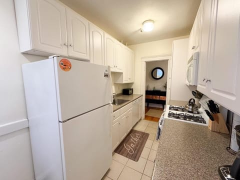 Sun-filled Unit, Elevator, Pool, Boston College Apartment in Brookline