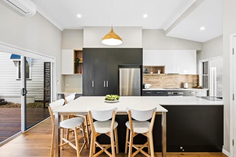 Bluestone Cottages - The Villa House in Toowoomba City