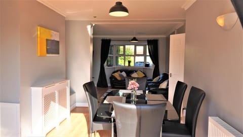 Spacious 3 bed house, great for FAMILIES and CONTRACTORS, sleeps 5 plus FREE Parking - Triumph Serviced Accommodation Wolverhampton House in Wolverhampton
