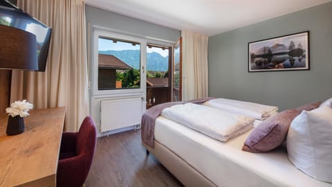 Photo of the whole room, Mountain view