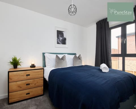 Stunning 5 Bed House By PureStay Short Lets & Serviced Accommodation Manchester With Parking House in Manchester