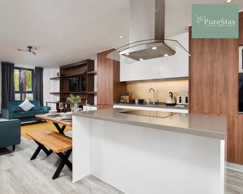 Stunning 5 Bed House By PureStay Short Lets & Serviced Accommodation Manchester With Parking House in Manchester