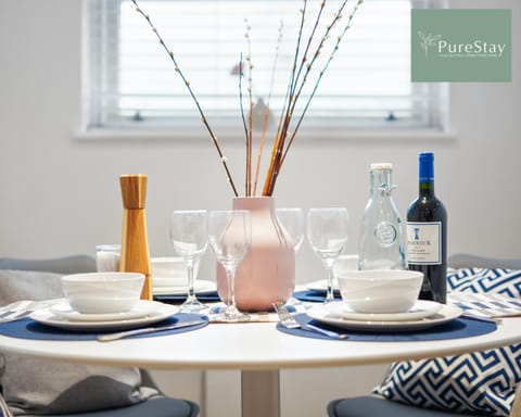 Stunning Two Bed Apartment By PureStay Short Lets & Serviced Accommodation Leamington With Free WiFi Apartment in Royal Leamington Spa