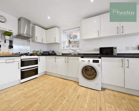 Stunning Two Bed Apartment By PureStay Short Lets & Serviced Accommodation Leamington With Free WiFi Apartamento in Royal Leamington Spa
