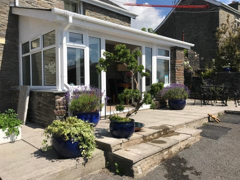 Patio, Facade/entrance