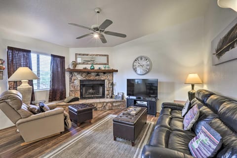 Red Rock Retreat Condo with Grill 16 Mi to Park Condo in Village of Oak Creek