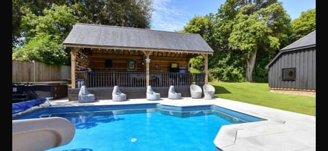 Luxurious winter or summer 32c heated Pool private Hot tub & bar deal kent House in Dover District