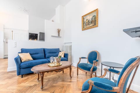 Communal lounge/ TV room, TV and multimedia, Living room, Seating area, Evening entertainment