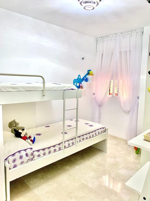 Bedroom, bunk bed