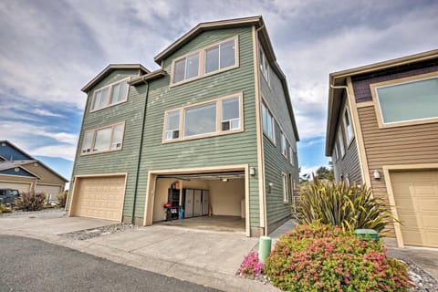 Gold Beach Townhome with Ocean Views and Sunroom! Haus in Gold Beach