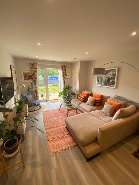 Stylish Apartment with Terrace Condo in Uxbridge