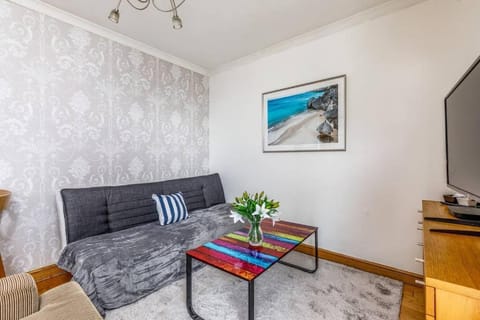 Fresh, modern West End apartment beside Hydro Apartment in Glasgow