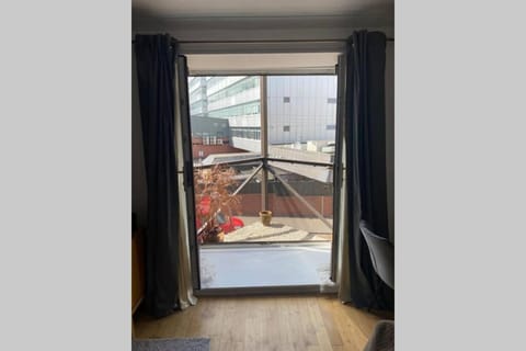 Fresh, modern West End apartment beside Hydro Apartment in Glasgow