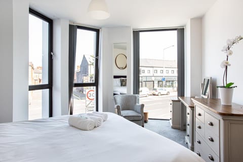 Nearby landmark, Restaurant/places to eat, Bed, On-site shops, Photo of the whole room, Seating area, Bedroom, Pets, Pets, Street view, Entertainment, Family, hair dryier, locker, locker, wardrobe