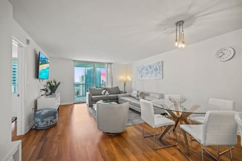 LUXURIOUS 1BR HIGH RISE CONDO BRICKELL-Free Parking Apartment hotel in Brickell