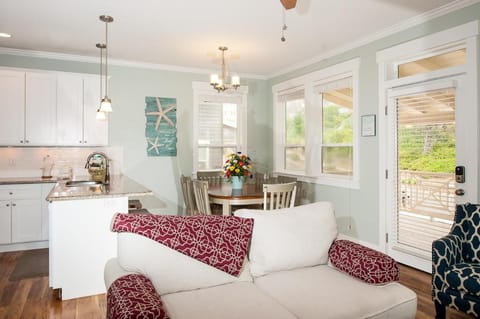 A Bit of R n R House in Lincoln City