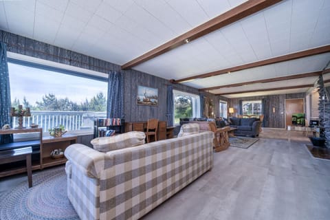 Ebbing House House in Lincoln City