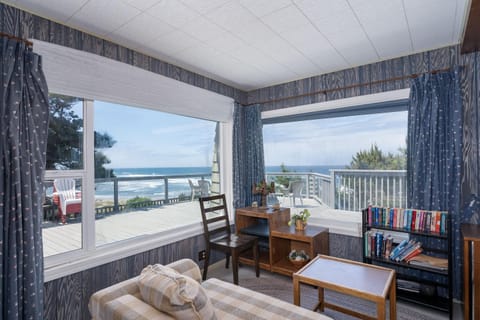 Ebbing House House in Lincoln City