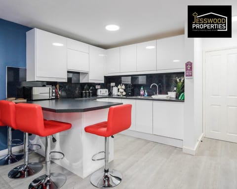 Spacious 5 Bedroom, 3 Bath House by Jesswood Properties Short Lets For Contractors, With Free Parking Near M1 & Luton Airport Apartment in Luton