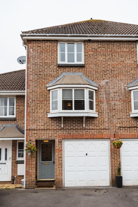 Beautiful Town House with Private Garden and Patio House in Poole