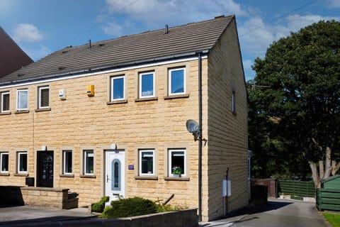 Links to M62 - 3 bedroom property House in Huddersfield