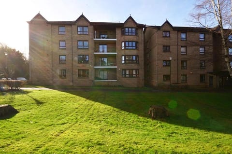 Lux 2 Bedroom Ground Floor Apartment Condo in Edinburgh