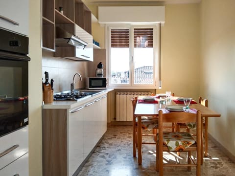 Coffee/tea facilities, View (from property/room), Kitchen or kitchenette, Photo of the whole room, Dining area, Communal kitchen, City view, heating, microwave, oven, stove