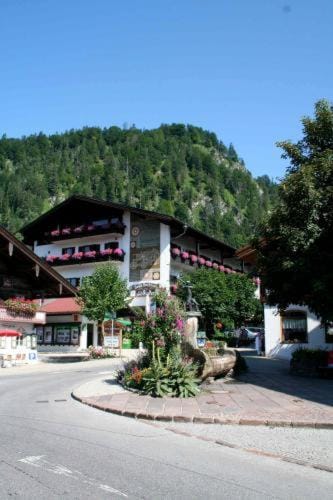 Facade/entrance, Area and facilities