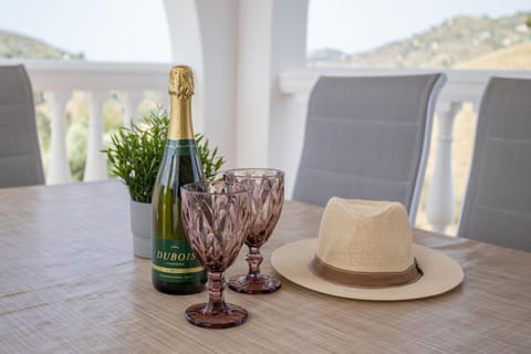 Dining area, Mountain view, Drinks