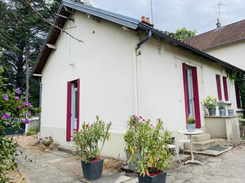 Charmante maison avec jardin en face du parc, proche commerces et attractions touristiques - FR-1-489-333 House in Bourgogne-Franche-Comté