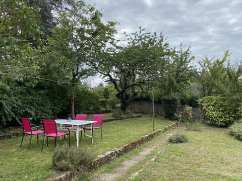 Charmante maison avec jardin en face du parc, proche commerces et attractions touristiques - FR-1-489-333 House in Bourgogne-Franche-Comté