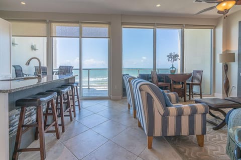 Oceanfront Diamond Beach Condo with views tons of amenities and indoor pool Copropriété in Diamond Beach