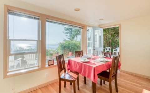 Agate Beach Oceanfront (Suite B) House in Newport