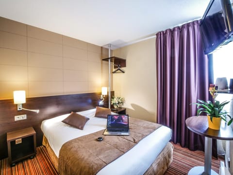 Bed, TV and multimedia, Bedroom