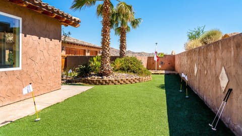 Desert villa with great views, hot tub and mini-golf Chalet in Yucca Valley