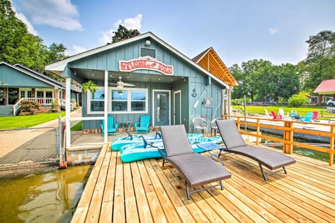 Hot Springs Hideaway on Lake with Kayaks and Dock! House in Lake Hamilton